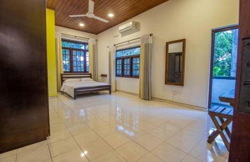 Rathmalana House | Family Villa with Balcony & Private Beach - 4-Star Stay