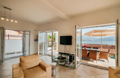 Orahovac House | Oceanfront Retreat at Holiday Home Amanda Hollick