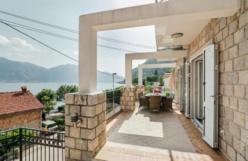 Orahovac House | Oceanfront Retreat at Holiday Home Amanda Hollick