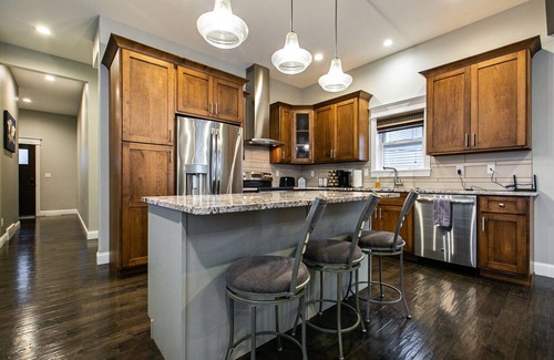 Dubuque House | Riverside Townhome with Spa & Breakfast in Historic Dubuque