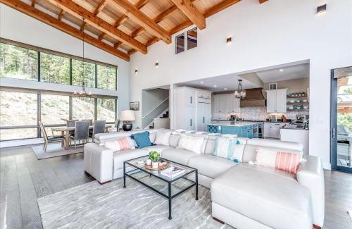 Bailey House | Relaxing Retreat at The Bailey Lodge with Hot Tub & Patio