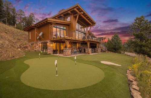 Bailey House | Relaxing Retreat at The Bailey Lodge with Hot Tub & Patio