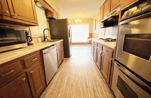 East Memphis House | Spacious 4BR! Central location!