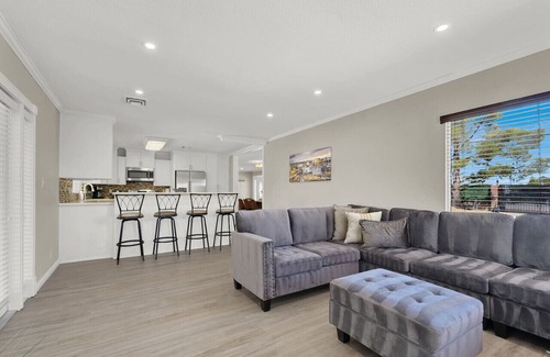 Enterprise House | Spacious 4BR+Den w/Pool, Jacuzzi, BBQ, Near Strip