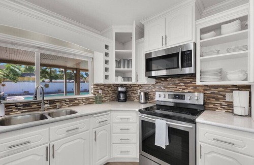 Enterprise House | Spacious 4BR+Den w/Pool, Jacuzzi, BBQ, Near Strip