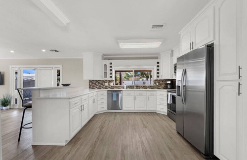 Enterprise House | Spacious 4BR+Den w/Pool, Jacuzzi, BBQ, Near Strip