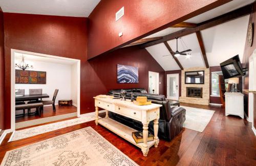 Timberlake Estates House | Spacious 4BR Getaway in Cypress with Style