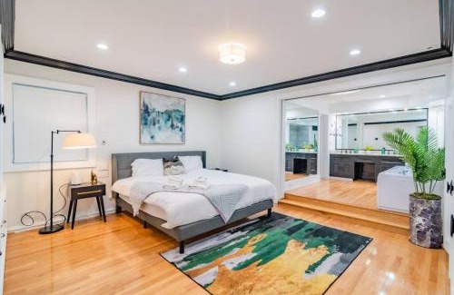 Gold Coast Apartment | Relaxing 4-Bedroom Gold Coast Duplex with Jacuzzi & Valet