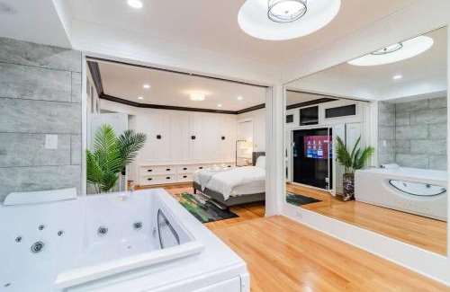 Gold Coast Apartment | Relaxing 4-Bedroom Gold Coast Duplex with Jacuzzi & Valet