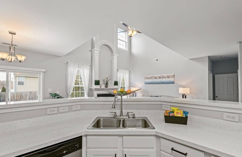 High Point House | King-Sized Bedroom Near HPU with Pool & Spa Amenities