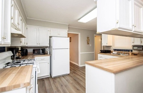 Ferndale House | Pet-Friendly 4BR Home Just 20 Minutes from Downtown