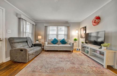 Taylor Berry House | Cozy 4BR Home with Family-Friendly Vibes in Louisville