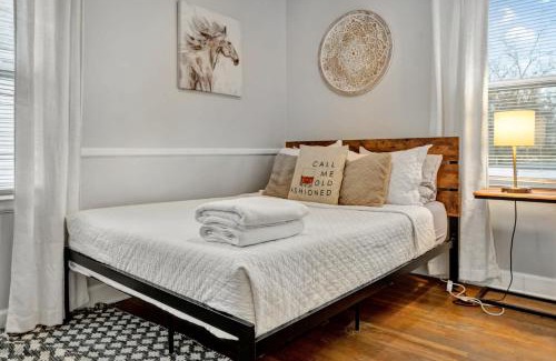 Taylor Berry House | Cozy 4BR Home with Family-Friendly Vibes in Louisville