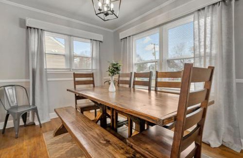 Taylor Berry House | Cozy 4BR Home with Family-Friendly Vibes in Louisville