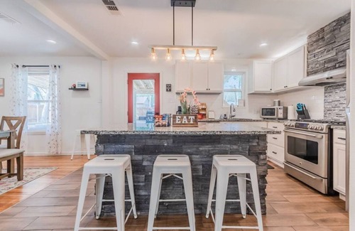 Dallas House | Impressive 4BR King Suite with Grill - Near Downtown