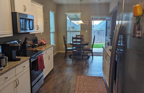 College Station House | Spacious 4BR+loft pet friendly home12 min from Kyle Field, large yard, gas grill