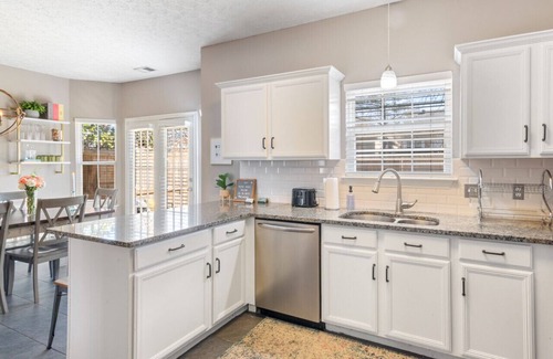 Hurwood Heights House | Pet-Friendly 4BR Retreat by Geodis Park – Guest Rated 9.8