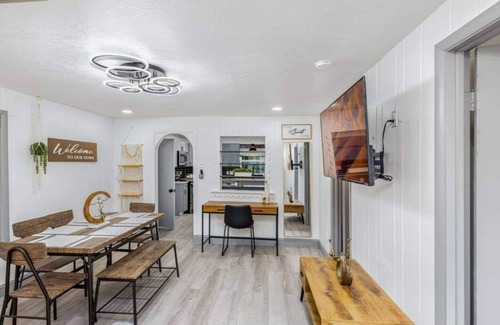 Azalea Park House | Relax at The Sunflower Bungalow with Spa and Pet-Friendly Perks