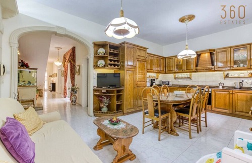 San Tumas House | Spacious 4BR Terraced House with Rooftop Access