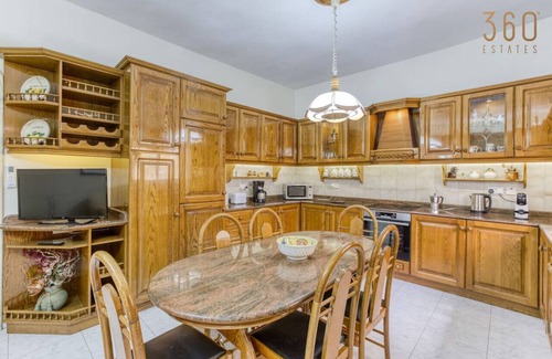 San Tumas House | Spacious 4BR Terraced House with Rooftop Access