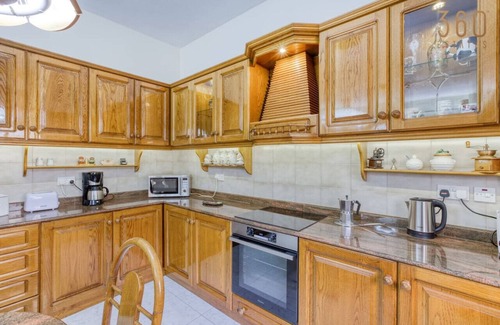 San Tumas House | Spacious 4BR Terraced House with Rooftop Access