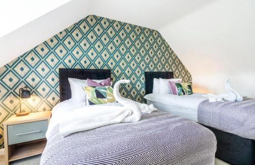 Milton Keynes House | Family-Friendly 4BR Townhouse with Free WiFi & Parking