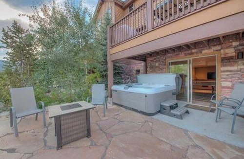 Vista Point House | Relaxing 4BR Retreat with Hot Tub Near BreckConnect Gondola