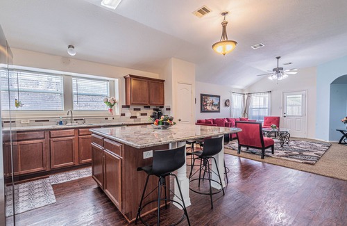 Humble House | Spacious 4BR Yard by IAH – 30 Day stays