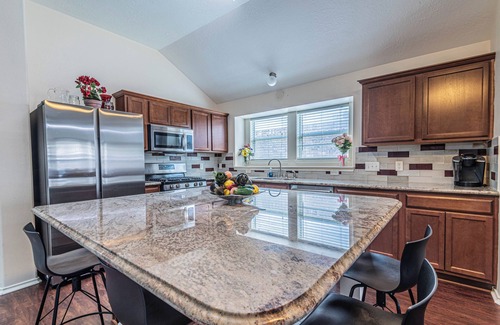Humble House | Spacious 4BR Yard by IAH – 30 Day stays