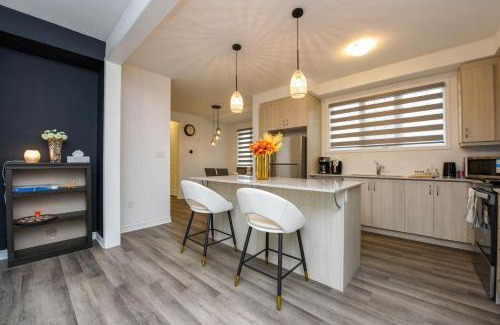 Halton Regional Municipality House | Spacious 4br25ba Retreat W King Beds, Desk, Dt