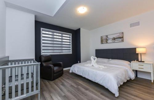 Halton Regional Municipality House | Spacious 4br25ba Retreat W King Beds, Desk, Dt