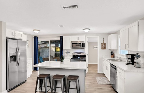 Orange Park House | Stylish 5-Bedroom Retreat in Orange Park with Spa & Kitchen