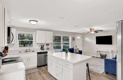 Orange Park House | Stylish 5-Bedroom Retreat in Orange Park with Spa & Kitchen
