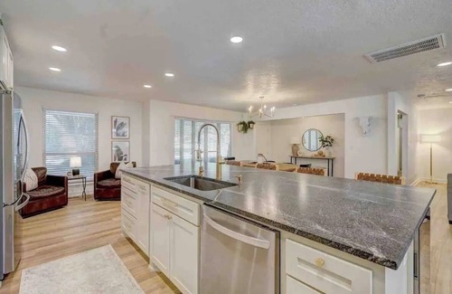 Norman House | Spacious 5-Bed by OU Campus – Modern, Fully Renovated, Game Day Ready!