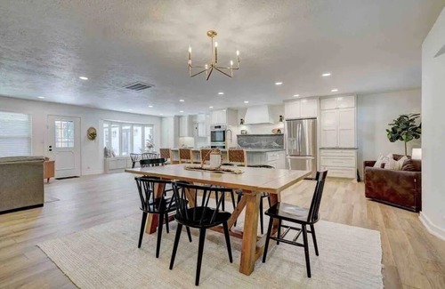 Norman House | Spacious 5-Bed by OU Campus – Modern, Fully Renovated, Game Day Ready!