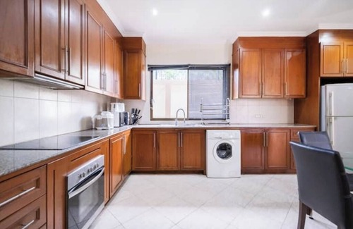 Jomtien Villa | Spacious 5-Bed Villa: 7 Mins to Walking Street
