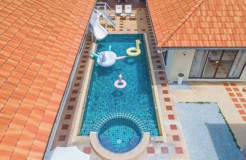 Jomtien Villa | Spacious 5-Bed Villa: 7 Mins to Walking Street