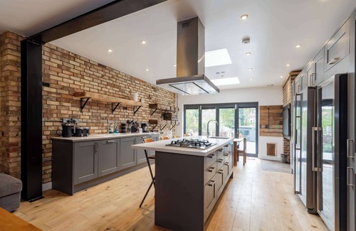 Furzedown House | Spacious 5 Bedroom Home with Garden in Tooting