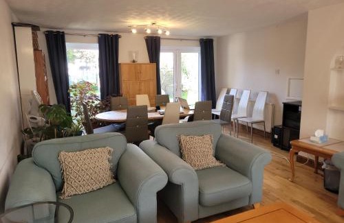 Horsham House | Family-Friendly 5 Bedroom House in Horsham, Guest Rated 8.6