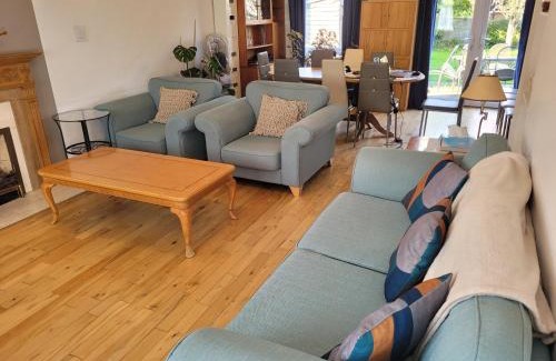Horsham House | Family-Friendly 5 Bedroom House in Horsham, Guest Rated 8.6