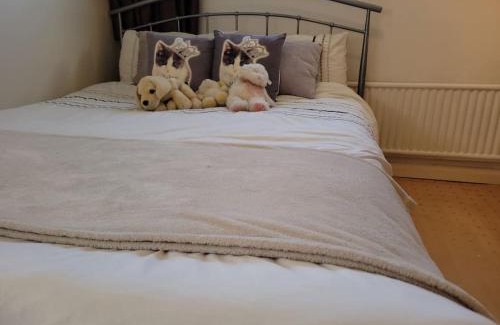 Horsham House | Family-Friendly 5 Bedroom House in Horsham, Guest Rated 8.6