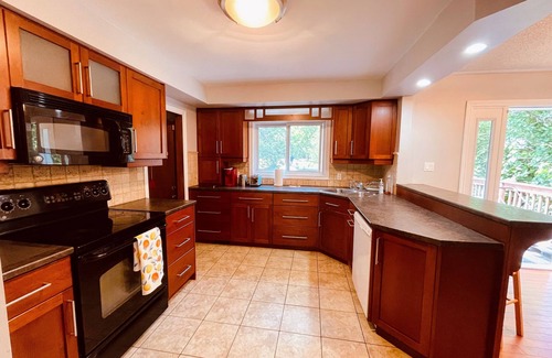 London House | Spacious 5-Bedroom Bungalow with Backyard Oasis
