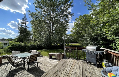 London House | Spacious 5-Bedroom Bungalow with Backyard Oasis