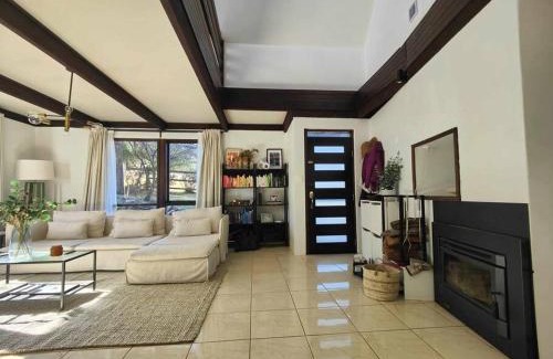 Armidale House | Spacious 5 bedroom Country Home