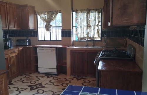 Ahuachapan House | Spacious 5-bedroom house in charming Ahuachapán with WiFi, AC