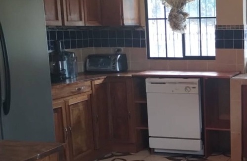 Ahuachapan House | Spacious 5-bedroom house in charming Ahuachapán with WiFi, AC
