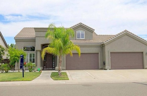 Elk Grove House | Spacious 5-bedroom house in delightful Elk Grove with AC, WiFi,fitness equipment