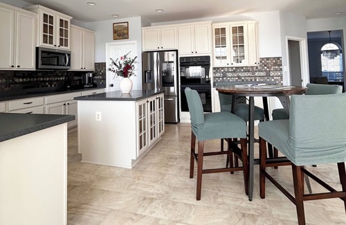 York House | Pet-Friendly 5 Bedroom Retreat with Deck & Hot Tub