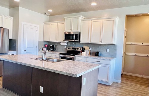 Caldwell House | Spacious 5-bedroom house in charming Caldwell with lots of fun activities