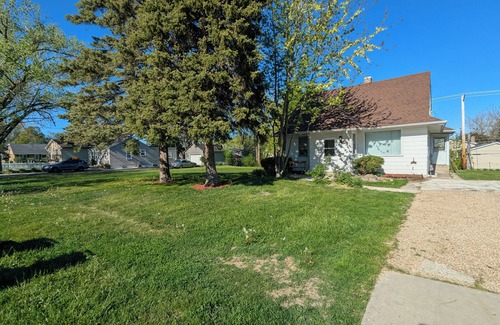 Waukegan House | Spacious 5-bedroom house near Great Lakes Naval Base!